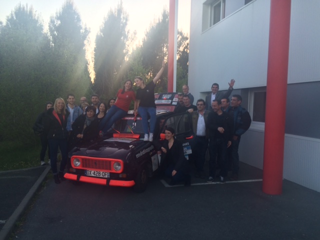 Sponsors, amis, la pilote et sa copilote autour de la vaillante qui n'attend plus que repartir.